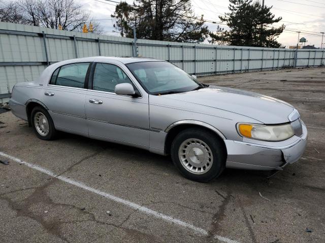 1LNFM81W7WY716724 - 1998 LINCOLN TOWN CAR EXECUTIVE SILVER photo 4