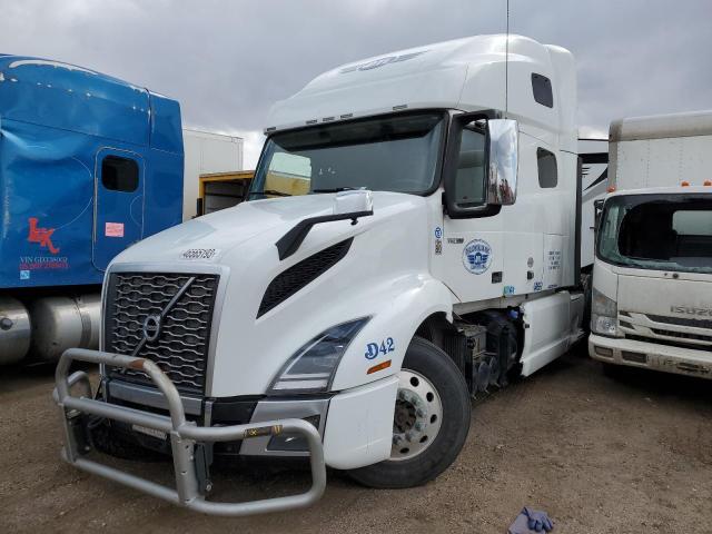 4V4NC9EH9MN275671 - 2021 VOLVO VN VNL WHITE photo 2