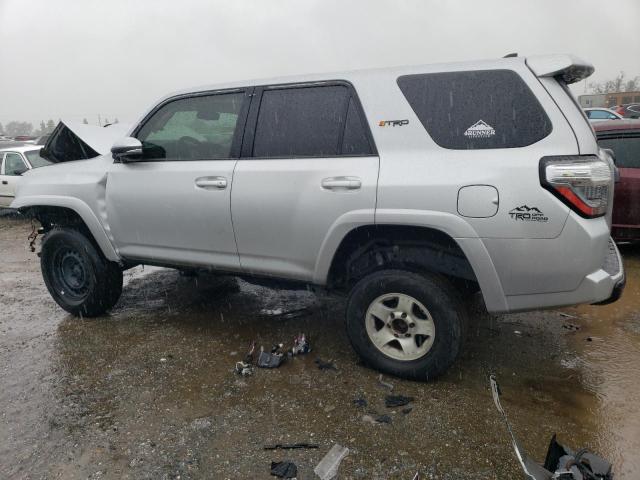 JTEBU5JR3J5530132 - 2018 TOYOTA 4RUNNER SR5/SR5 PREMIUM 银色 照片 2