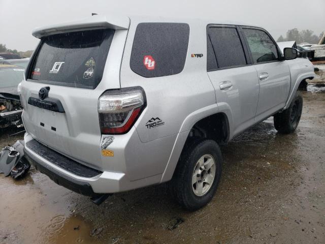 JTEBU5JR3J5530132 - 2018 TOYOTA 4RUNNER SR5/SR5 PREMIUM SILVER photo 3