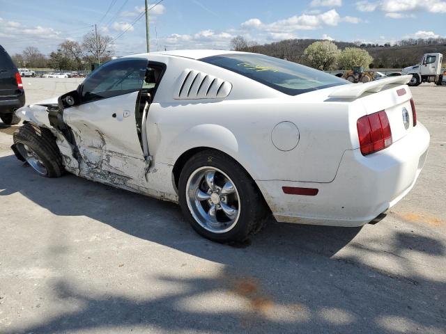 1ZVHT82H565132191 - 2006 FORD MUSTANG GT WHITE photo 2