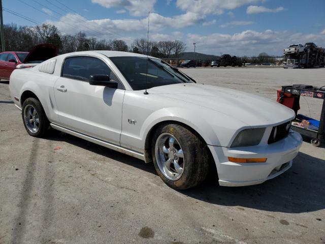 1ZVHT82H565132191 - 2006 FORD MUSTANG GT WHITE photo 4