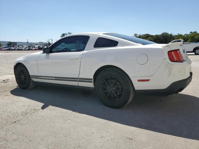 1ZVBP8AM9C5269235 - 2012 FORD MUSTANG WHITE photo 2
