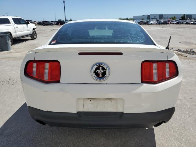 1ZVBP8AM9C5269235 - 2012 FORD MUSTANG WHITE photo 6