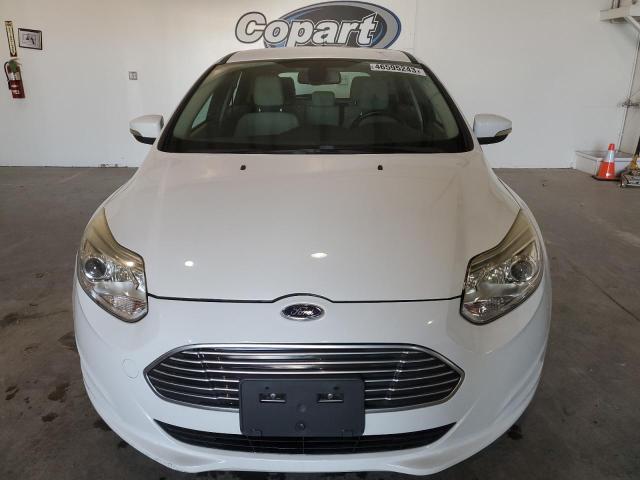 1FAHP3R49CL386299 - 2012 FORD FOCUS BEV WHITE photo 5