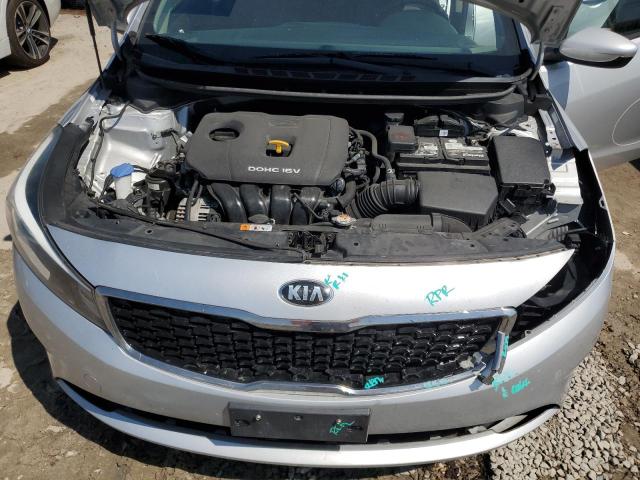 3KPFL4A74JE172173 - 2018 KIA FORTE LX SILVER photo 11