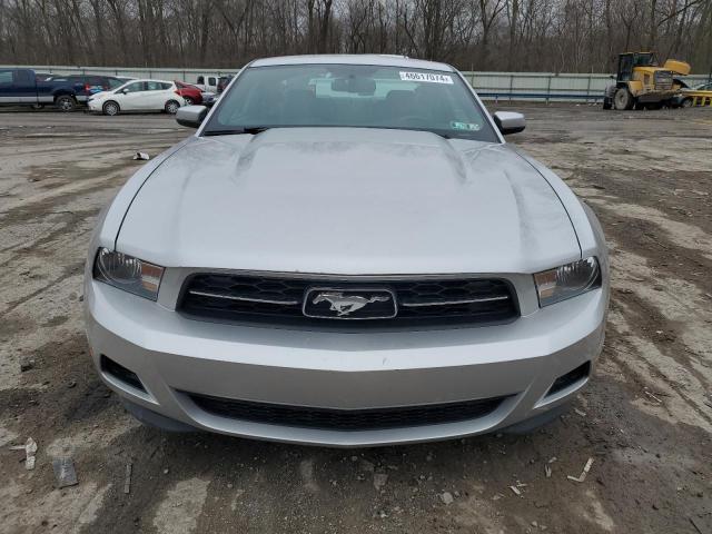 1ZVBP8AM7C5244947 - 2012 FORD MUSTANG SILVER photo 5