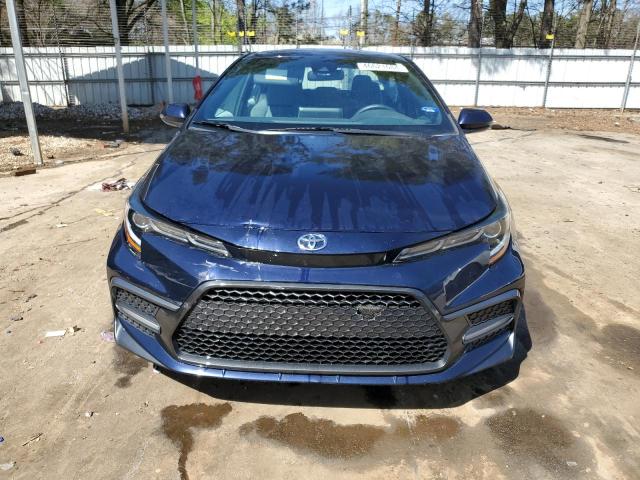 5YFS4RCE6LP002712 - 2020 TOYOTA COROLLA SE BLUE photo 5