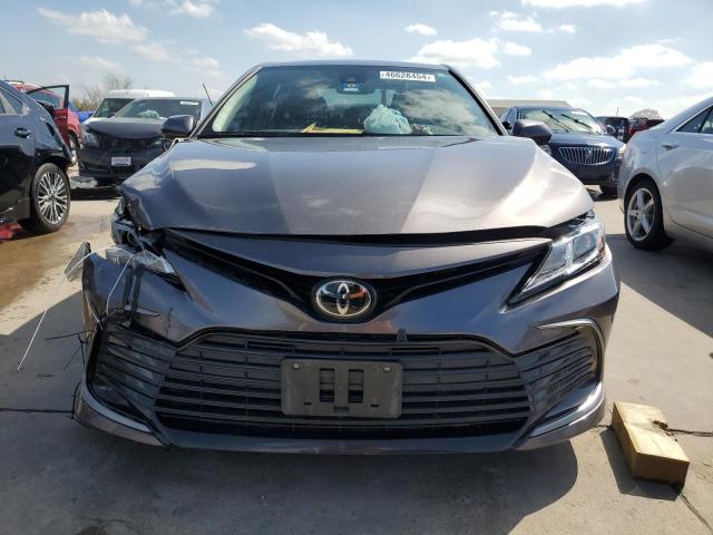 4T1C11AK0NU656243 - 2022 TOYOTA CAMRY LE GRAY photo 5