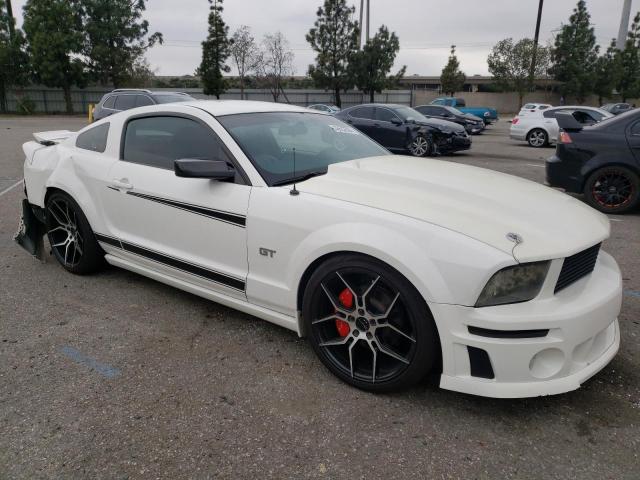 1ZVHT82H085171645 - 2008 FORD MUSTANG GT WHITE photo 4