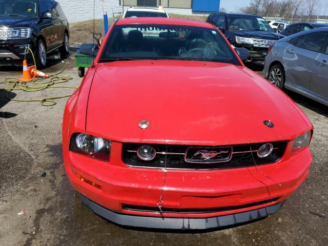 1ZVFT80N565210405 - 2006 FORD MUSTANG RED photo 5