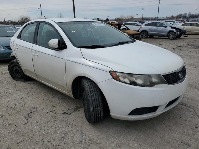 KNAFU4A26D5738428 - 2013 KIA FORTE EX WHITE photo 4