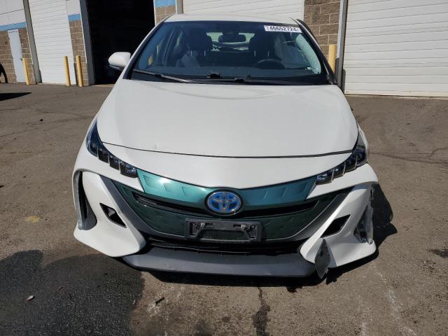 JTDKARFP0J3100324 - 2018 TOYOTA PRIUS PRIM WHITE photo 5