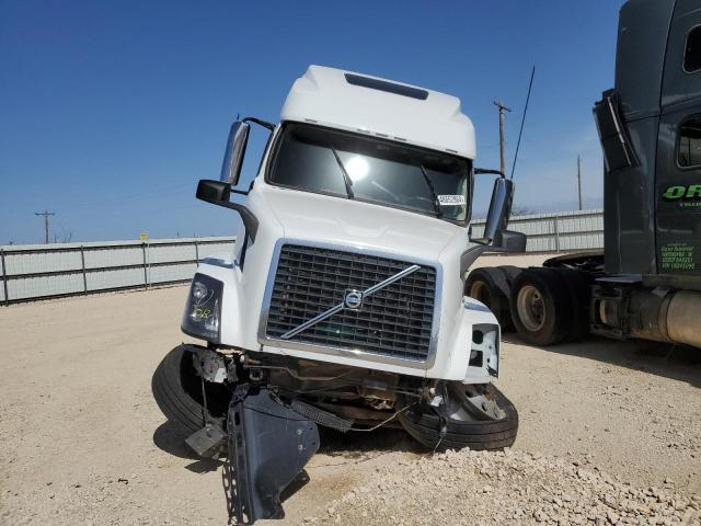 4V4NC9EH2JN995552 - 2018 VOLVO VN VNL WHITE photo 9