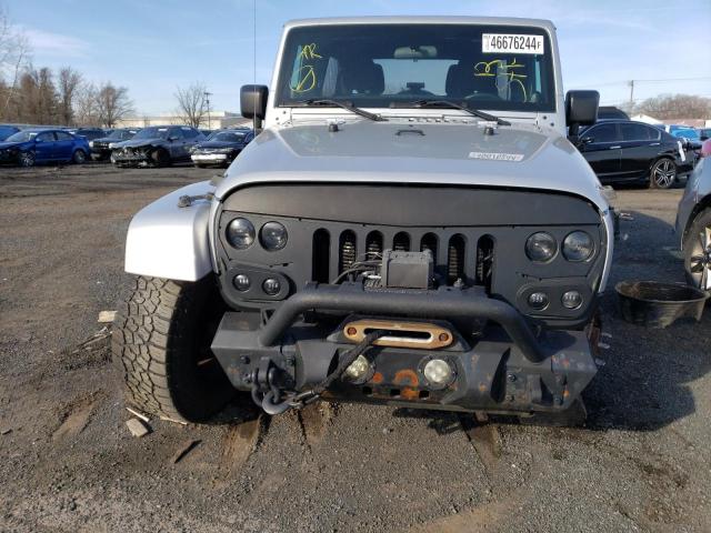 1C4BJWEG0CL188052 - 2012 JEEP WRANGLER U SAHARA SILVER photo 5