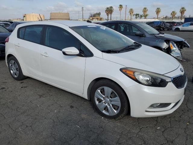 KNAFK5A86G5604703 - 2016 KIA FORTE LX WHITE photo 4