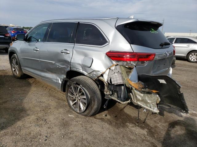 5TDJZRFH0JS896066 - 2018 TOYOTA HIGHLANDER SE SILVER photo 2