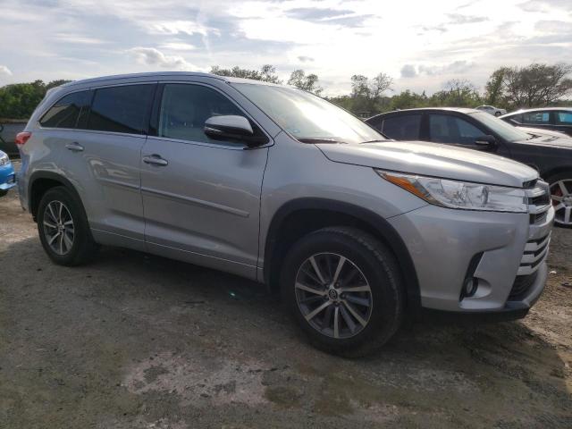 5TDJZRFH0JS896066 - 2018 TOYOTA HIGHLANDER SE SILVER photo 4