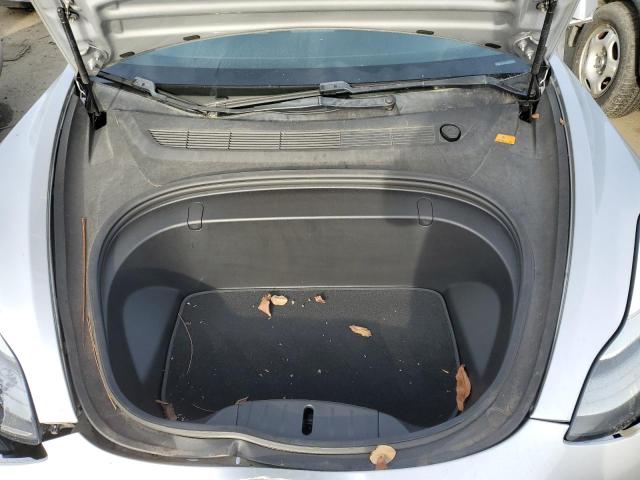 5YJ3E1EB0JF093345 - 2018 TESLA MODEL 3 Silber Foto 11