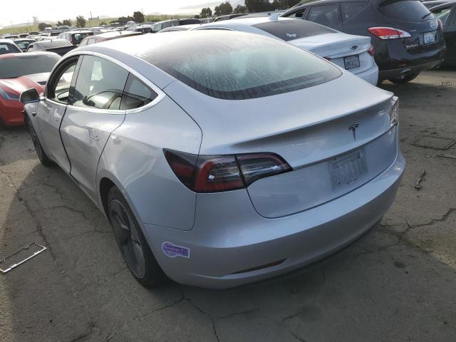 5YJ3E1EB0JF093345 - 2018 TESLA MODEL 3 Silber Foto 2