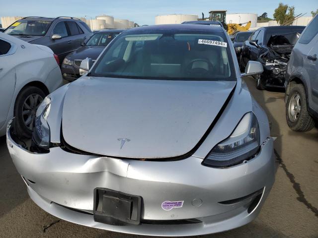 5YJ3E1EB0JF093345 - 2018 TESLA MODEL 3 Silber Foto 5