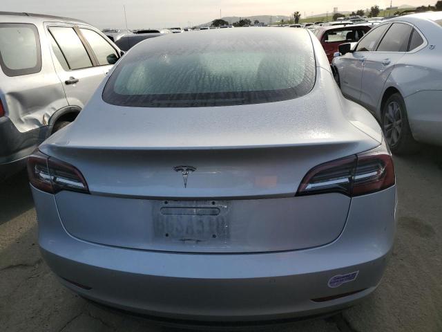 5YJ3E1EB0JF093345 - 2018 TESLA MODEL 3 Silber Foto 6