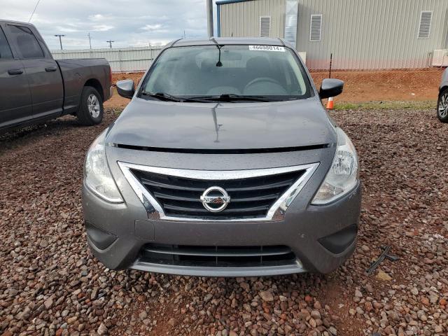 3N1CN7AP6JL819637 - 2018 NISSAN VERSA S GRAY photo 5