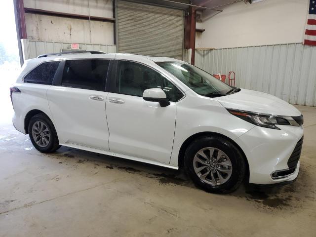 5TDYRKEC0PS160961 - 2023 TOYOTA SIENNA XLE WHITE photo 4