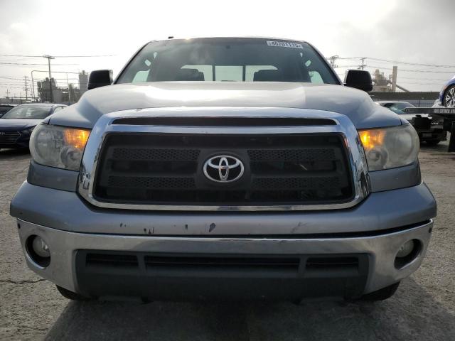 5TFUW5F11AX150513 - 2010 TOYOTA TUNDRA DOUBLE CAB SR5 SILVER photo 5