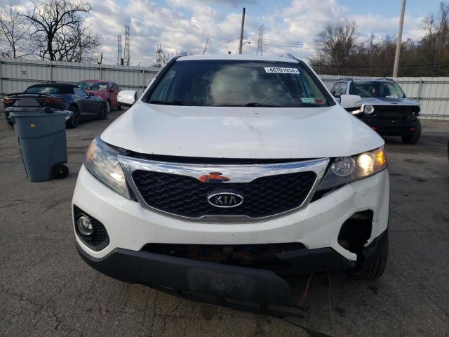 5XYKTCA65DG406005 - 2013 KIA SORENTO LX WHITE photo 5