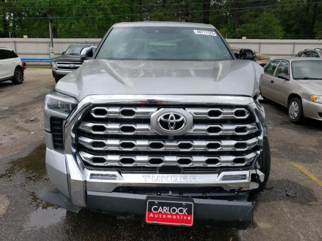 5TFMA5DB9NX015568 - 2022 TOYOTA TUNDRA CREWMAX PLATINUM Silber Foto 5