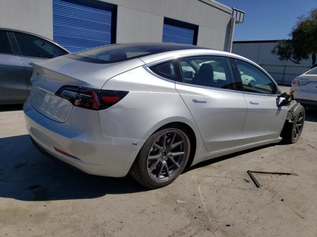 5YJ3E1EA7JF040469 - 2018 TESLA MODEL 3 SILVER photo 3