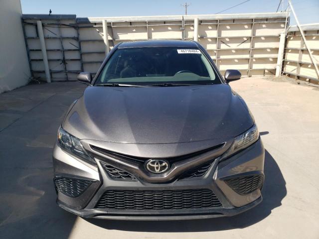 4T1G11AK2MU553616 - 2021 TOYOTA CAMRY SE GRAY photo 5