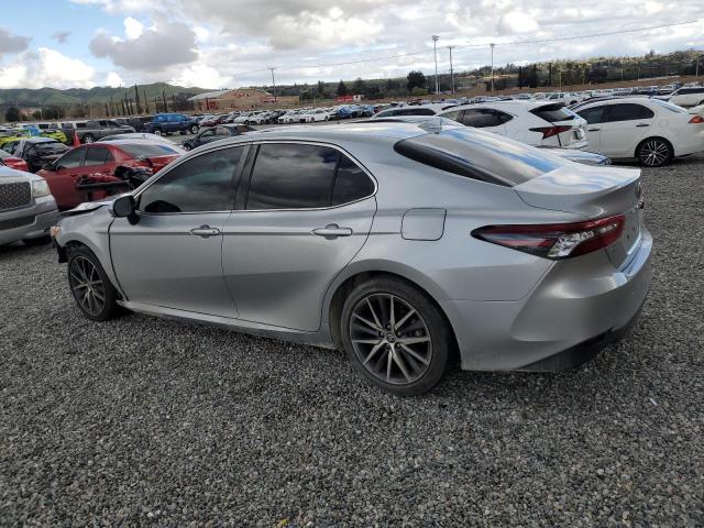 4T1F11AKXMU463867 - 2021 TOYOTA CAMRY XLE SILVER photo 2