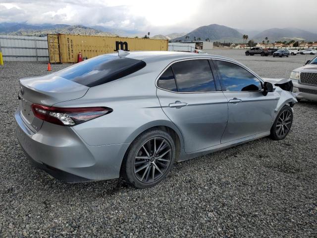4T1F11AKXMU463867 - 2021 TOYOTA CAMRY XLE SILVER photo 3