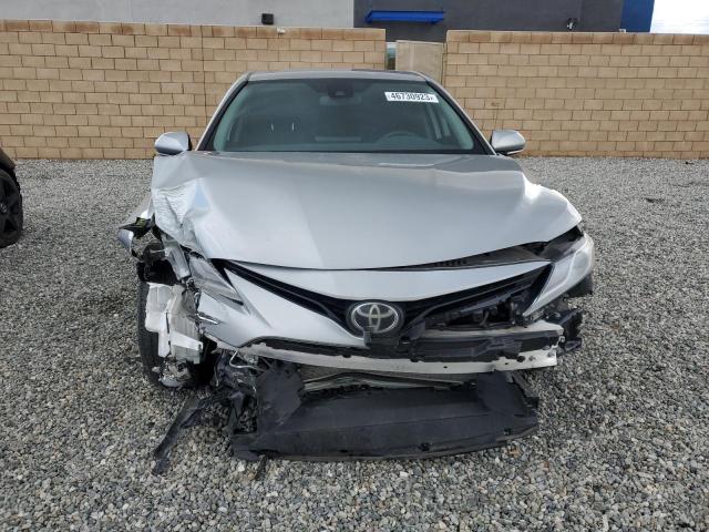 4T1F11AKXMU463867 - 2021 TOYOTA CAMRY XLE SILVER photo 5
