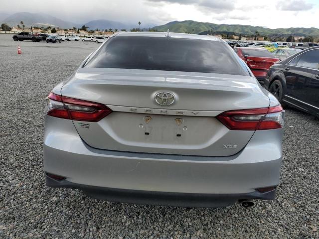 4T1F11AKXMU463867 - 2021 TOYOTA CAMRY XLE SILVER photo 6