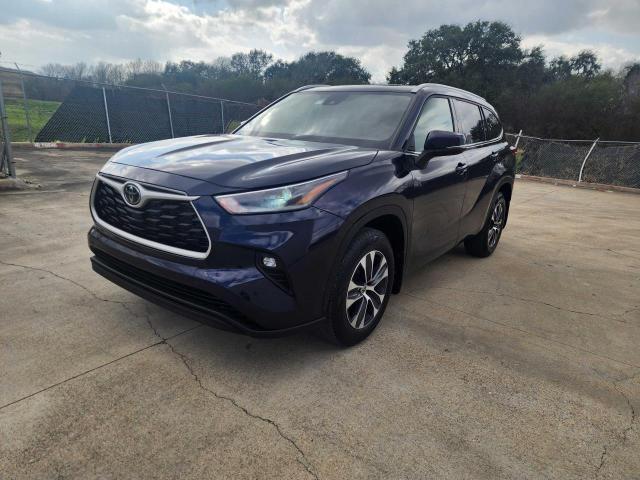 5TDGZRBH2NS245799 - 2022 TOYOTA HIGHLANDER XLE BLUE photo 2