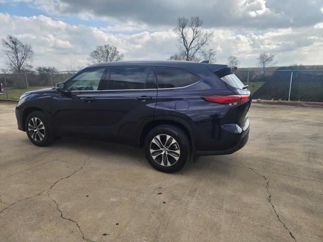 5TDGZRBH2NS245799 - 2022 TOYOTA HIGHLANDER XLE BLUE photo 3