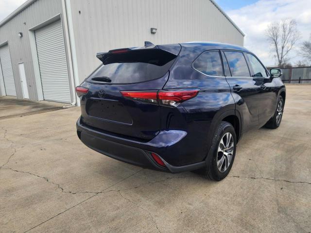 5TDGZRBH2NS245799 - 2022 TOYOTA HIGHLANDER XLE BLUE photo 4