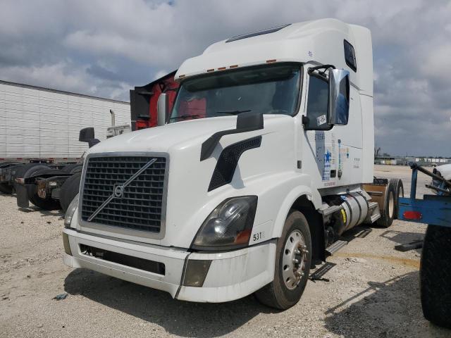 4V4NC9EJ6DN151067 - 2013 VOLVO VN VNL WHITE photo 2