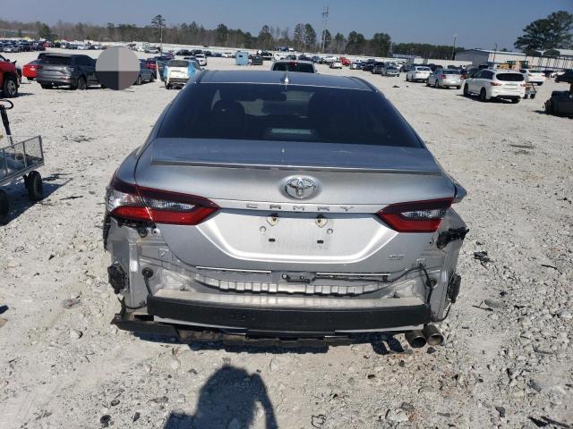 4T1T11AK8MU514530 - 2021 TOYOTA CAMRY SE SILVER photo 6