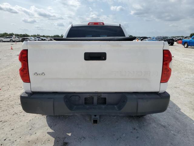 5TFUM5F14JX075943 - 2018 TOYOTA TUNDRA DOUBLE CAB SR/SR5 WHITE photo 6