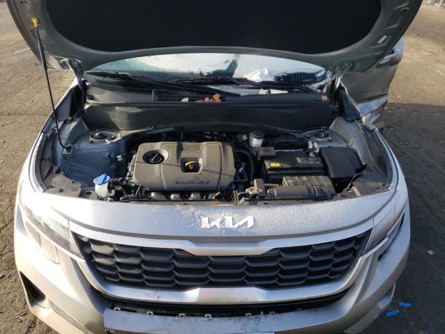 KNDEPCAA5P7360828 - 2023 KIA SELTOS LX SILVER photo 12