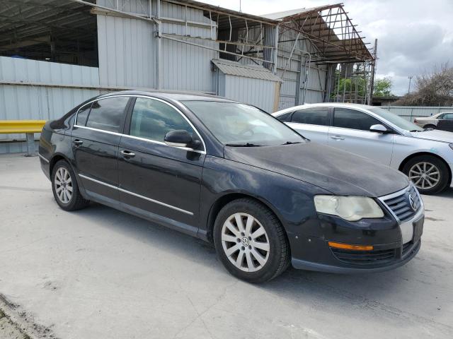 WVWUK73CX8E192696 - 2008 VOLKSWAGEN PASSAT TURBO BLACK photo 4