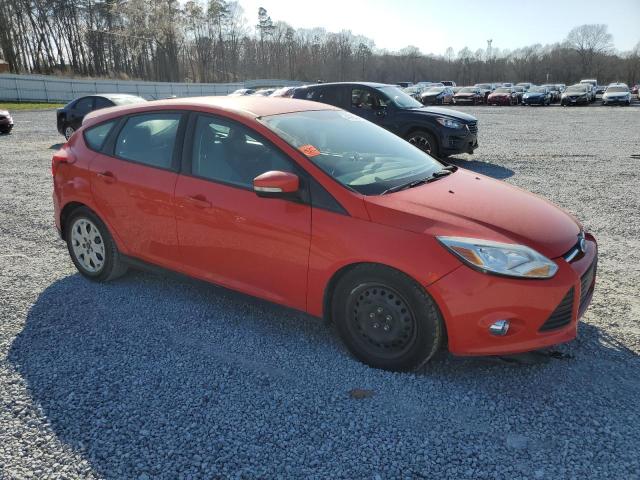 1FAHP3K26CL310466 - 2012 FORD FOCUS SE RED photo 4