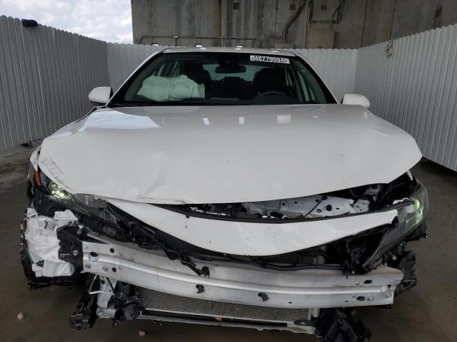 4T1G11AK8PU779308 - 2023 TOYOTA CAMRY SE NIGHT SHADE WHITE photo 5