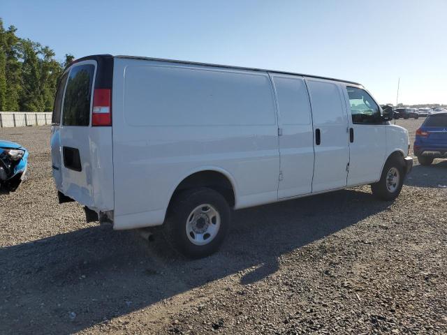 1GCWGBFP5J1273808 - 2018 CHEVROLET EXPRESS G2 WHITE photo 3