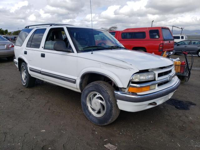 1GNDT13W3W2247998 - 1998 CHEVROLET BLAZER WHITE photo 4