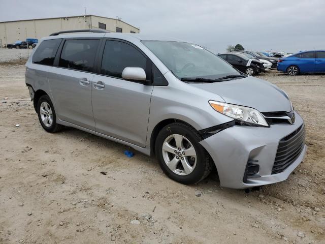 5TDKZ3DC4JS901648 - 2018 TOYOTA SIENNA LE SILVER photo 4